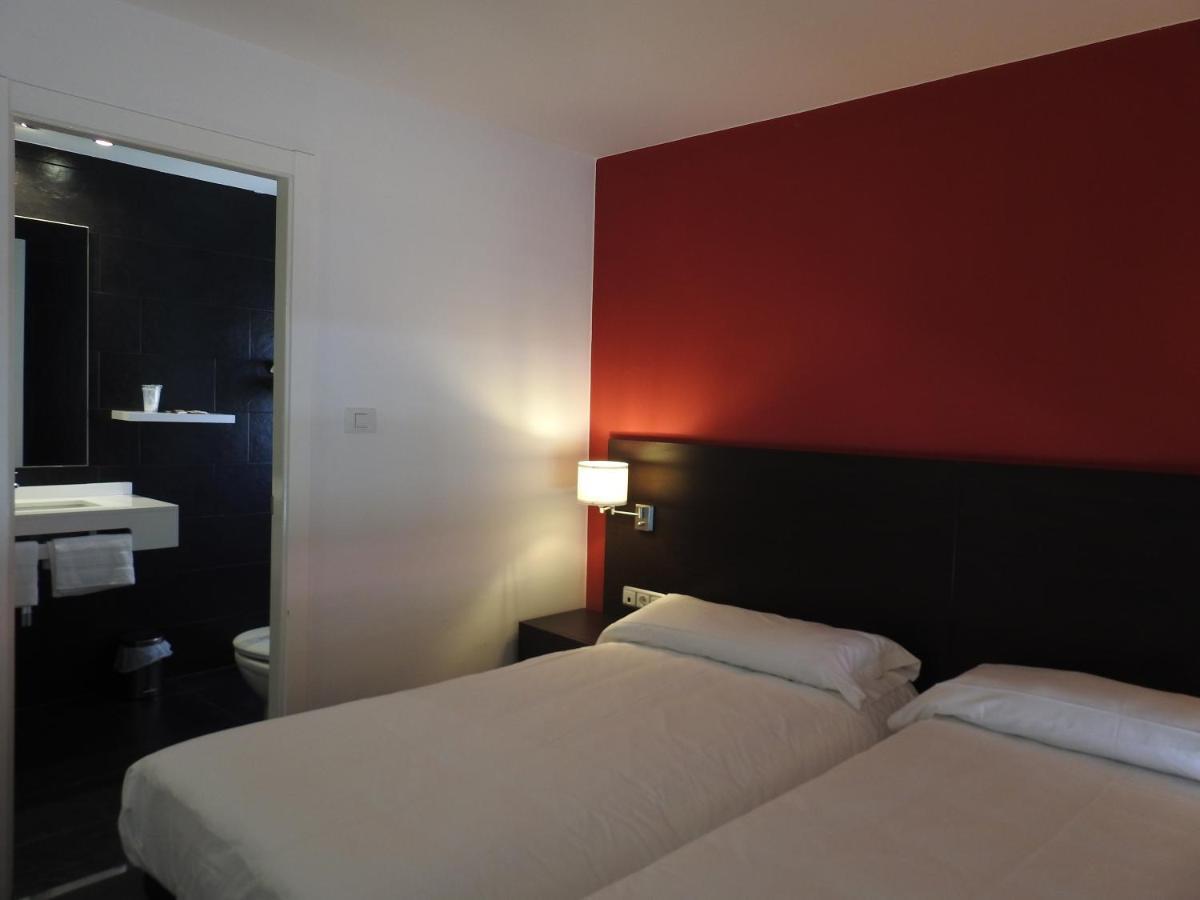 Hostal Meson De Paco Кариньена Экстерьер фото
