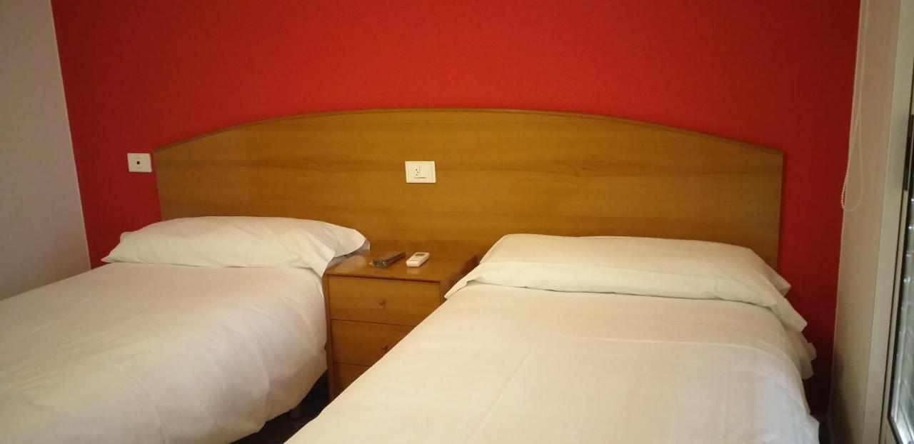 Hostal Meson De Paco Кариньена Экстерьер фото